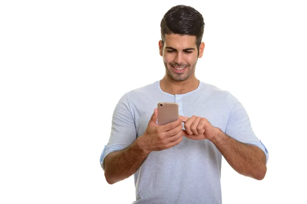 Joven Hombre Persa Feliz Sonriendo Mientras Utiliza Teléfono Móvil Aislado — Foto de Stock