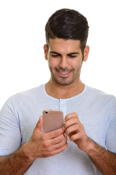 Bonito homem persa feliz sorrindo ao usar o telefone móvel — Fotografia de Stock