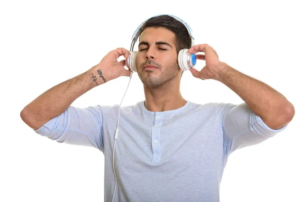 Jeune bel homme persan écoutant de la musique les yeux fermés — Photo