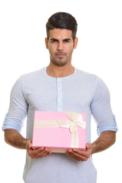 Jovem bonito persa homem segurando caixa de presente — Fotografia de Stock