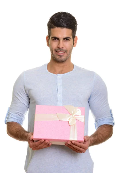Jovem feliz persa homem sorrindo e segurando caixa de presente — Fotografia de Stock