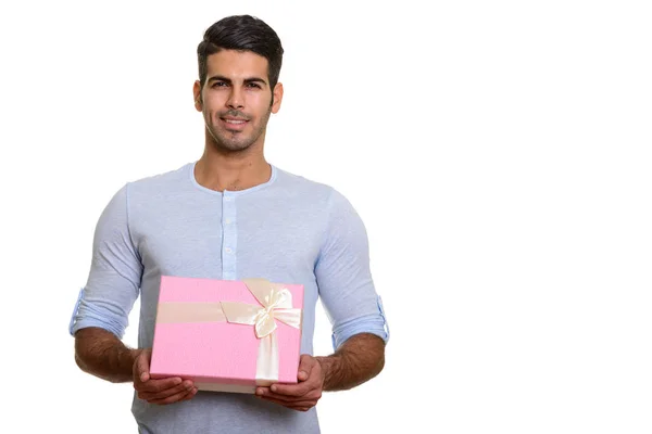 Jovem feliz persa homem sorrindo e segurando caixa de presente — Fotografia de Stock