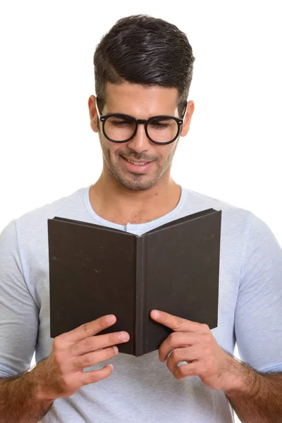 Giovane felice uomo persiano sorridente durante la lettura del libro — Foto Stock