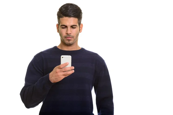 Jovem bonito homem persa usando telefone celular — Fotografia de Stock