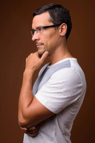 Studio Shot Handsome Man Wearing White Shirt Brown Background — Stock Photo, Image