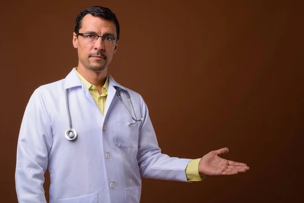 Портрет красивого мужчины-врача с копирайтом — стоковое фото