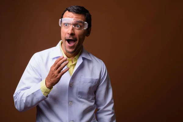 Шокований чоловік лікар в захисних окулярах, дивлячись здивований — стокове фото