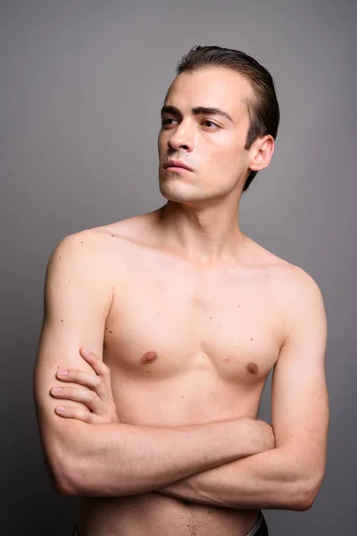 Joven hombre guapo sin camisa con los brazos cruzados pensando — Foto de Stock