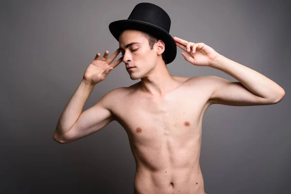 Retrato del hombre sin camisa usando sombrero sobre fondo gris del estudio —  Fotos de Stock