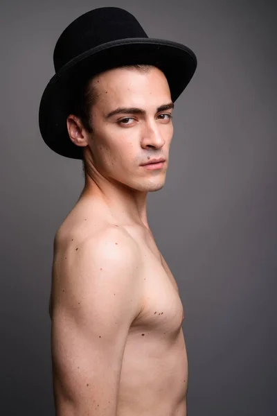 Retrato del hombre sin camisa usando sombrero sobre fondo gris del estudio —  Fotos de Stock