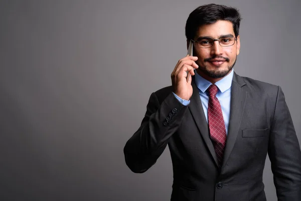 Fiatal jóképű szakállas perzsa üzletember szemüvegben. — Stock Fotó
