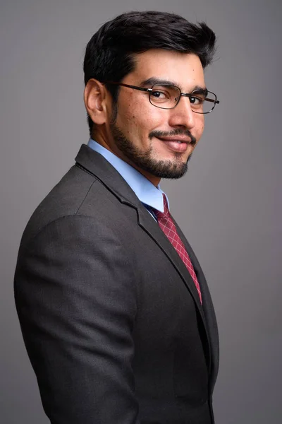 Junger gutaussehender bärtiger persischer Geschäftsmann mit Brille — Stockfoto