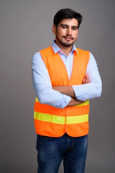 Jovem bonito barbudo persa homem construção trabalhador contra g — Fotografia de Stock