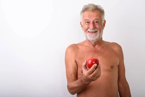 Felice uomo barbuto anziano sorridente mentre tiene la mela rossa — Foto Stock