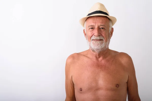 Estúdio tiro de belo homem barbudo sênior usando chapéu sem camisa — Fotografia de Stock