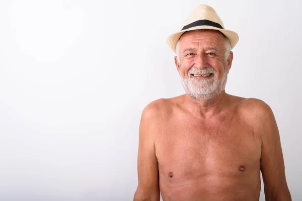 Feliz hombre barbudo mayor sonriendo mientras usa sombrero — Foto de Stock