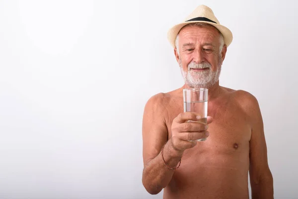 Uomo anziano senza camicia che tiene un bicchiere d'acqua — Foto Stock
