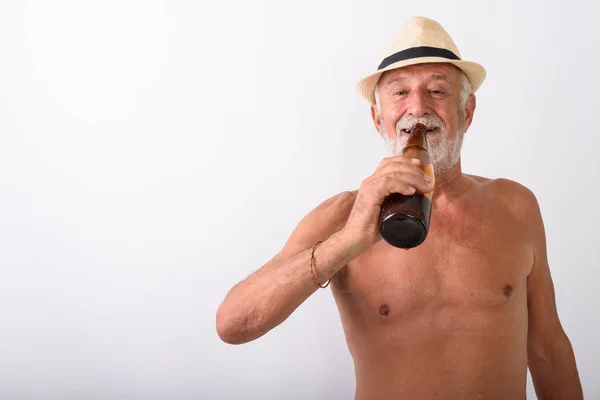 Shirtless homem sênior beber cerveja de garrafa g=white fundo — Fotografia de Stock