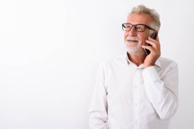 Gülümseyen ve WHI düşünerek mutlu üst düzey sakallı adam stüdyo çekim