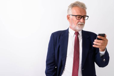 Stüdyo çekim yakışıklı üst düzey sakallı işadamı telefon kullanma 