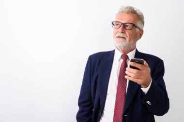 Stüdyo çekim yakışıklı üst düzey sakallı işadamı düşünme IZG