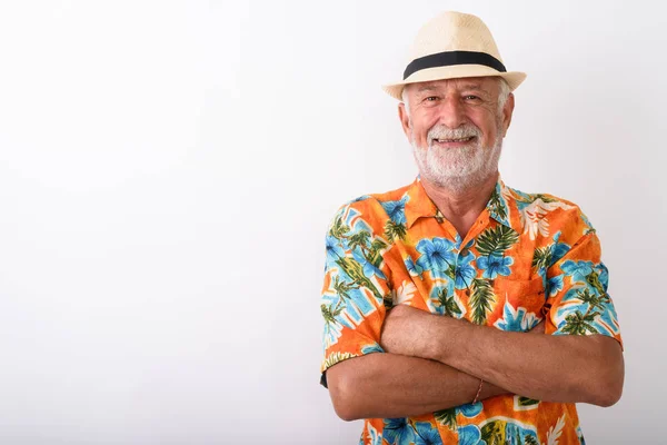 Felice anziano barbuto turista uomo sorridente mentre indossa la camicia Hawaii — Foto Stock
