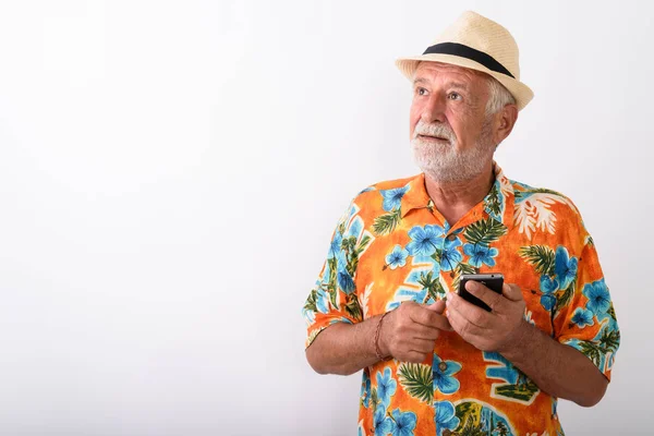 Przystojny turysta Brodaty starszy człowiek myśli podczas korzystania z telefonu — Zdjęcie stockowe