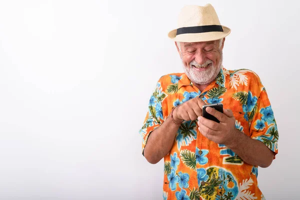 Gülümseyen ve telefon kullanırken kıkırdayarak mutlu üst düzey sakallı turist adam — Stok fotoğraf