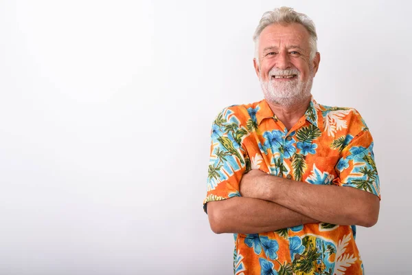 Stüdyo çekim bir kolu ile gülümseyen mutlu üst düzey sakallı turist adam — Stok fotoğraf