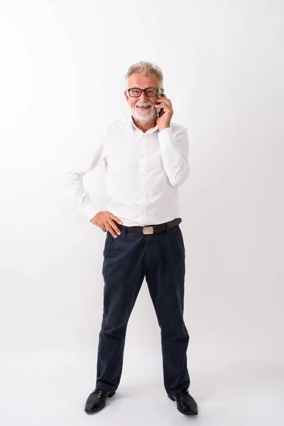 Disparo de cuerpo completo de hombre barbudo mayor feliz sonriendo y de pie — Foto de Stock