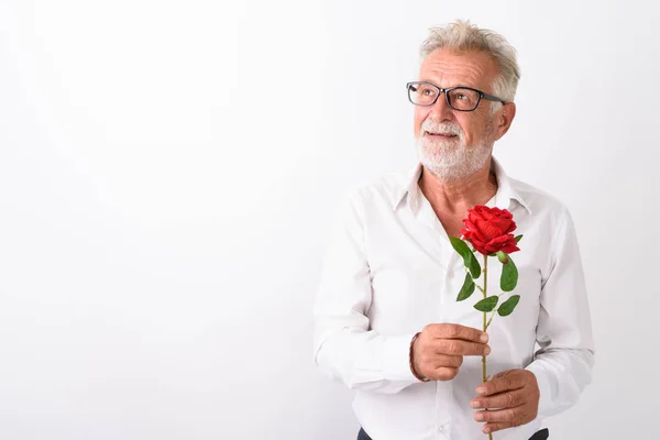 Studio colpo di felice anziano barbuto uomo sorridente mentre si pensa a un — Foto Stock