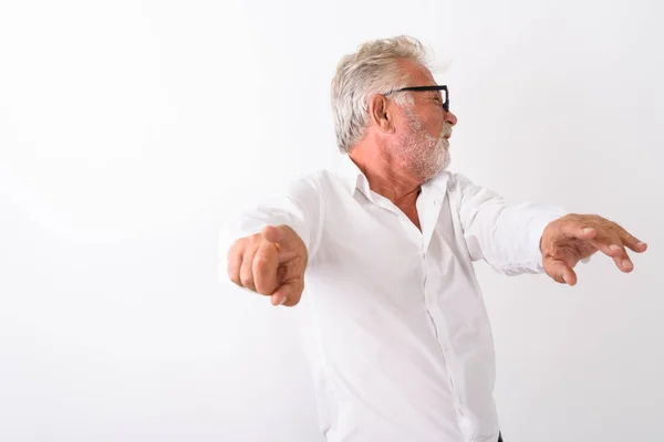 Vista del perfil del hombre barbudo mayor que parece disgustado mientras señala — Foto de Stock