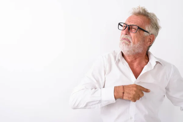 Estudio de toma de hombre barbudo mayor pensando y señalando a la s — Foto de Stock