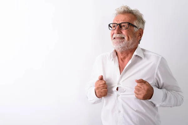 Studio colpo di stressato anziano barbuto uomo pensare mentre rippin — Foto Stock