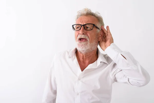 Estudio toma de guapo mayor barbudo hombre escuchando mientras piensa — Foto de Stock