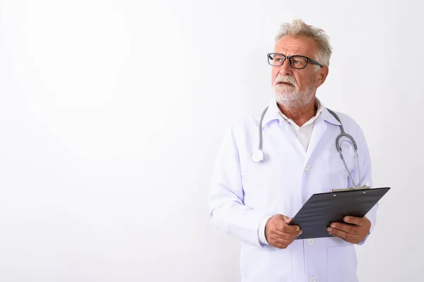Студійний знімок красивого старшого бородатого лікаря мислення — стокове фото