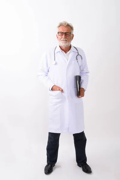 Pieno colpo corpo di bello anziano barbuto uomo medico in piedi wh — Foto Stock
