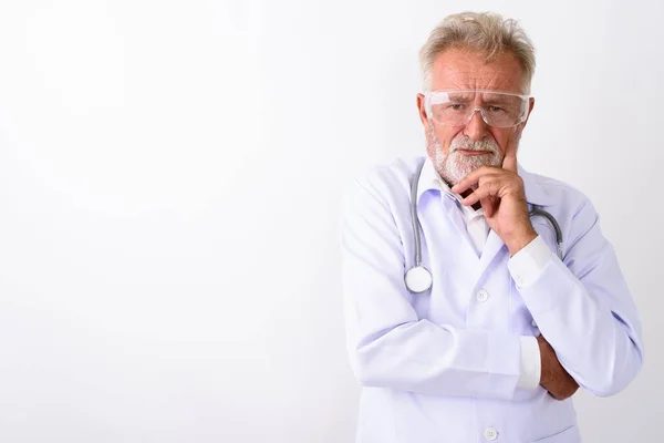 Studio colpo di bello anziano barbuto uomo medico pensando mentre — Foto Stock