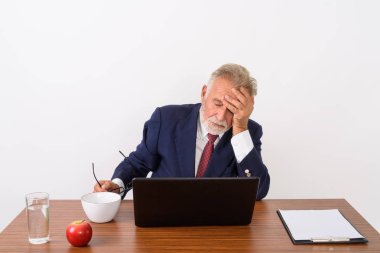 Stüdyo çekim yakışıklı üst düzey sakallı işadamı eyegl holding