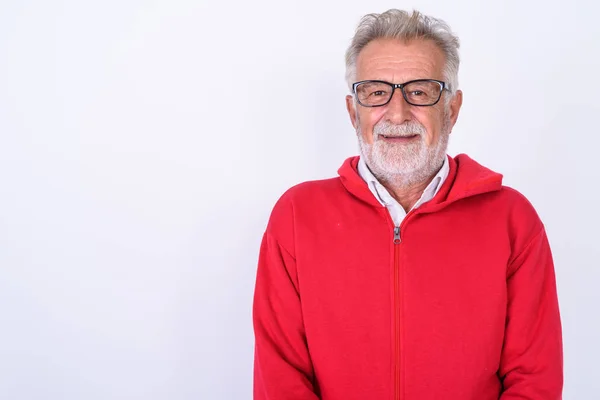 Primer plano del hombre barbudo mayor feliz sonriendo contra el respaldo blanco — Foto de Stock