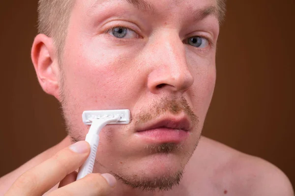 Gezicht van shirtless man scheren met behulp van de razor — Stockfoto