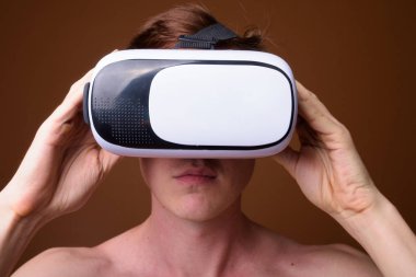 Sanal gerçeklik Vr gözlük kullanan genç adamın yüzünü