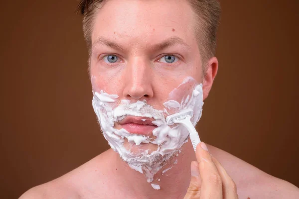 Gezicht van jonge man zijn gezicht scheren — Stockfoto