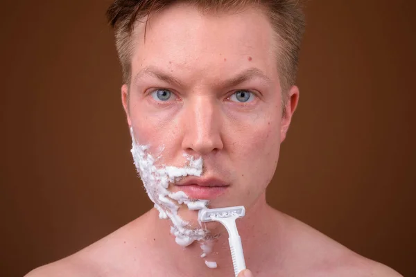 Gezicht van jonge man zijn gezicht scheren — Stockfoto