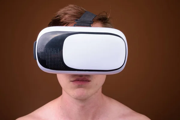 Rosto do jovem usando óculos de realidade virtual VR — Fotografia de Stock