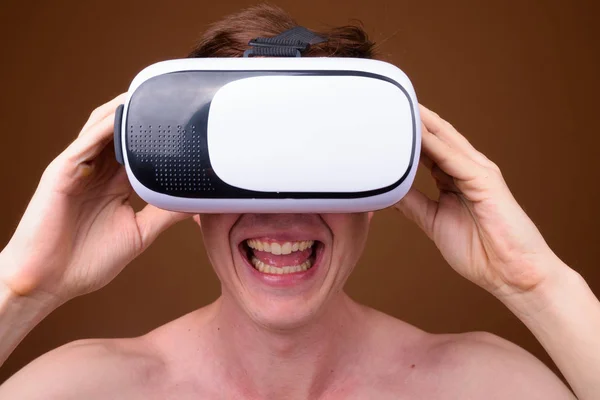 Обличчя молодої людини, що використовує окуляри VR віртуальної реальності — стокове фото