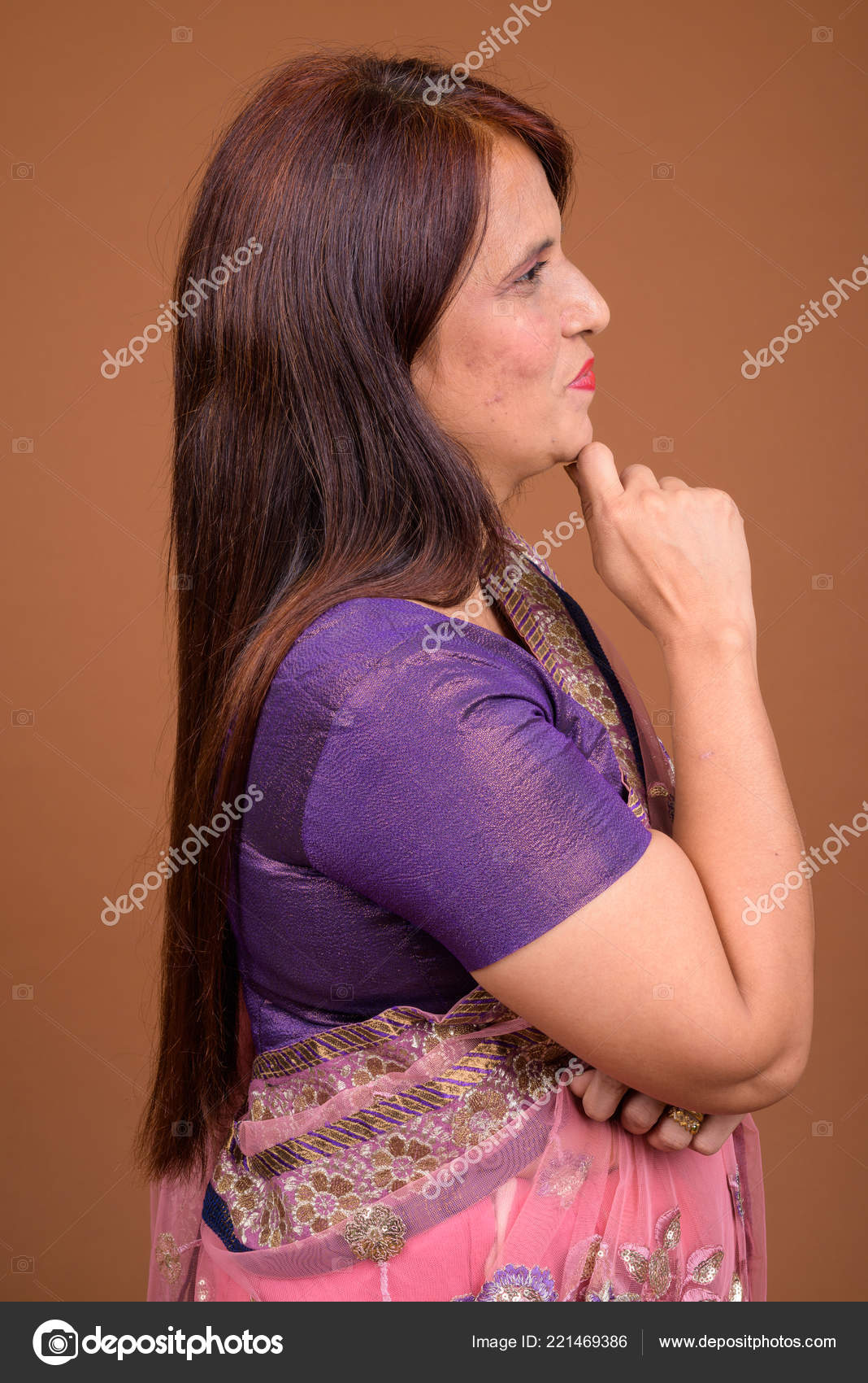 あごに手を考えるインドの女のプロフィール ストック写真 C Amazingmikael