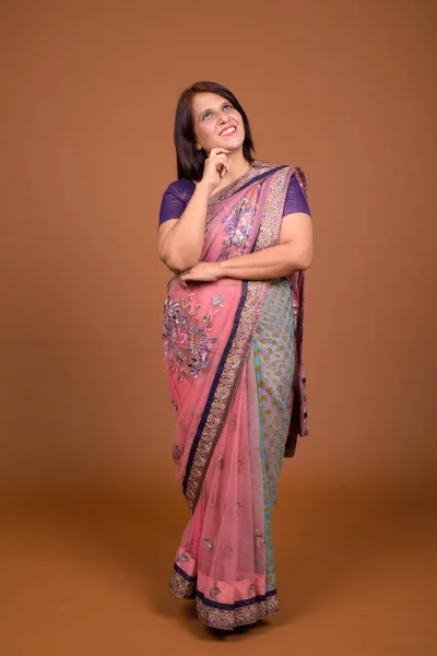 Hela kroppen skott av indisk kvinna bär Sari indiska traditionella kläder och tänkande — Stockfoto