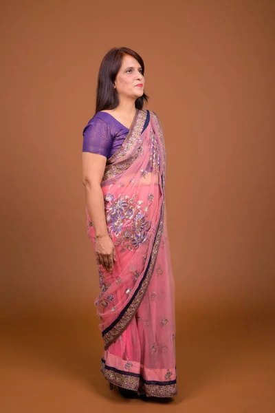 Rijpe Indiase vrouw in Sari Indiase traditionele kleding agai dragen — Stockfoto