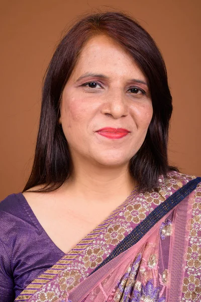 Лицо индийской женщины в традиционной одежде Сари — стоковое фото